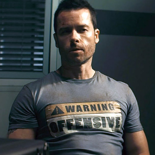 guy-pearces-warning-offensive-lockout-t-shirt_2.jpg